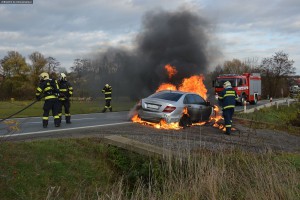 mercedes-benz-zacal-horet-za-jizdy-bylany