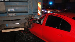 nehoda-skoda-octavia-kamion-koutnikova-hradec-kralove-4-12-2015-1
