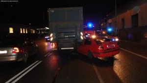 nehoda-skoda-octavia-kamion-koutnikova-hradec-kralove-4-12-2015-3
