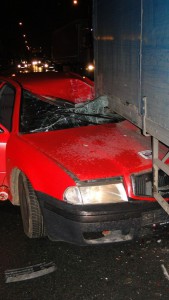 nehoda-skoda-octavia-kamion-koutnikova-hradec-kralove-4-12-2015-4
