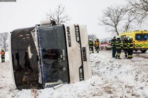 dopravni-nehoda-autobusu-u-horicek-na-nachodsku-6-1-2016-10