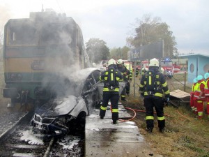 tragicka-srazka-vlaku-osobniho-auta-hradec-kralove-3-10-2016-1