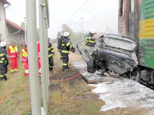 tragicka-srazka-vlaku-osobniho-auta-hradec-kralove-3-10-2016