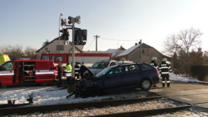 Srážka osobního vozu Škoda Octavia s vlakem