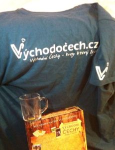 Ceny fotosoutěže - Vědomostní hra ALBI - Východní Čechy, tričko Východočech.cz, hrneček Východočech.cz