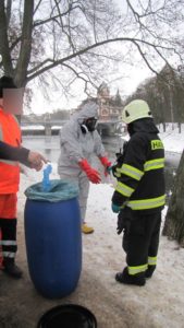 Výlov uhynulé labutě - Hradec Králové