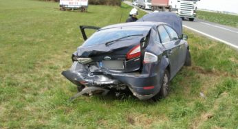 Mezi Hradcem Králové a Chlumcem nad Cidlinou došlo ke srážce dvou vozidel, zraněn byl jeden z řidičů