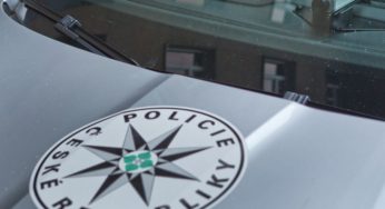 Šířit poplašné zprávy se nevyplácí – díky profesionální práci operátorky na tísňové lince byl muž za několik minut ještě v průběhu telefonátu zadržen policejní hlídkou přímo na místě činu na hlavním nádraží v Hradci Králové