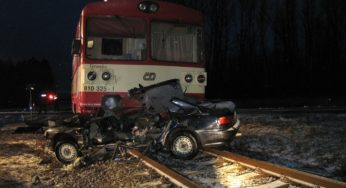 Tragická nehoda na Rychnovsku. Střet s vlakem nepřežila spolujezdkyně z osobního vozidla, řidič byl vážně zraněn