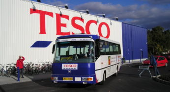 Poplachové hlášení požárního hlásiče vyhnalo nakupující z Jičínského obchodu TESCO.