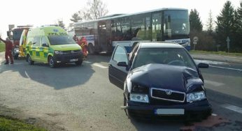 Ranní střet autobusu s osobákem dnes blokoval dopravu na I/35
