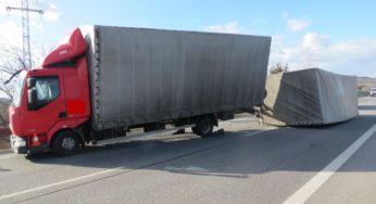 Silný vítr na silnici I/35 převracel auta a přívěsy – nehody s naštěstí šťastným koncem