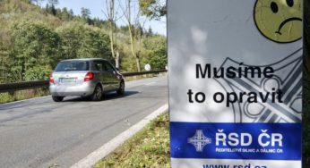 Auta stojí, vlaky jedou… na trase I/35 z Hořic na Hradec Králové stojí všichni a nervy pracují…