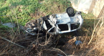 Středeční vážná nehoda na Trutnovsku. Sebevrah za volantem sjel ze svahu, auto pohltily plameny