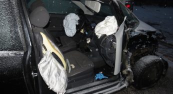Srážka osobního automobilu s linkovým autobusem na namrzlé silnici se zraněním