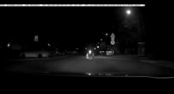 22letý motorkář uháněl více jak 100 km/h v noci před policejní hlídkou – VIDEO